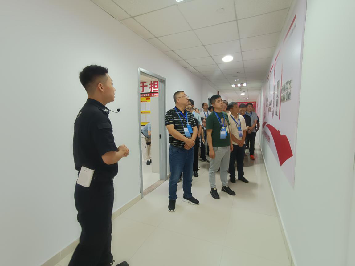 参观安检站党总支“安检铁军”党建宣介阵地2.png