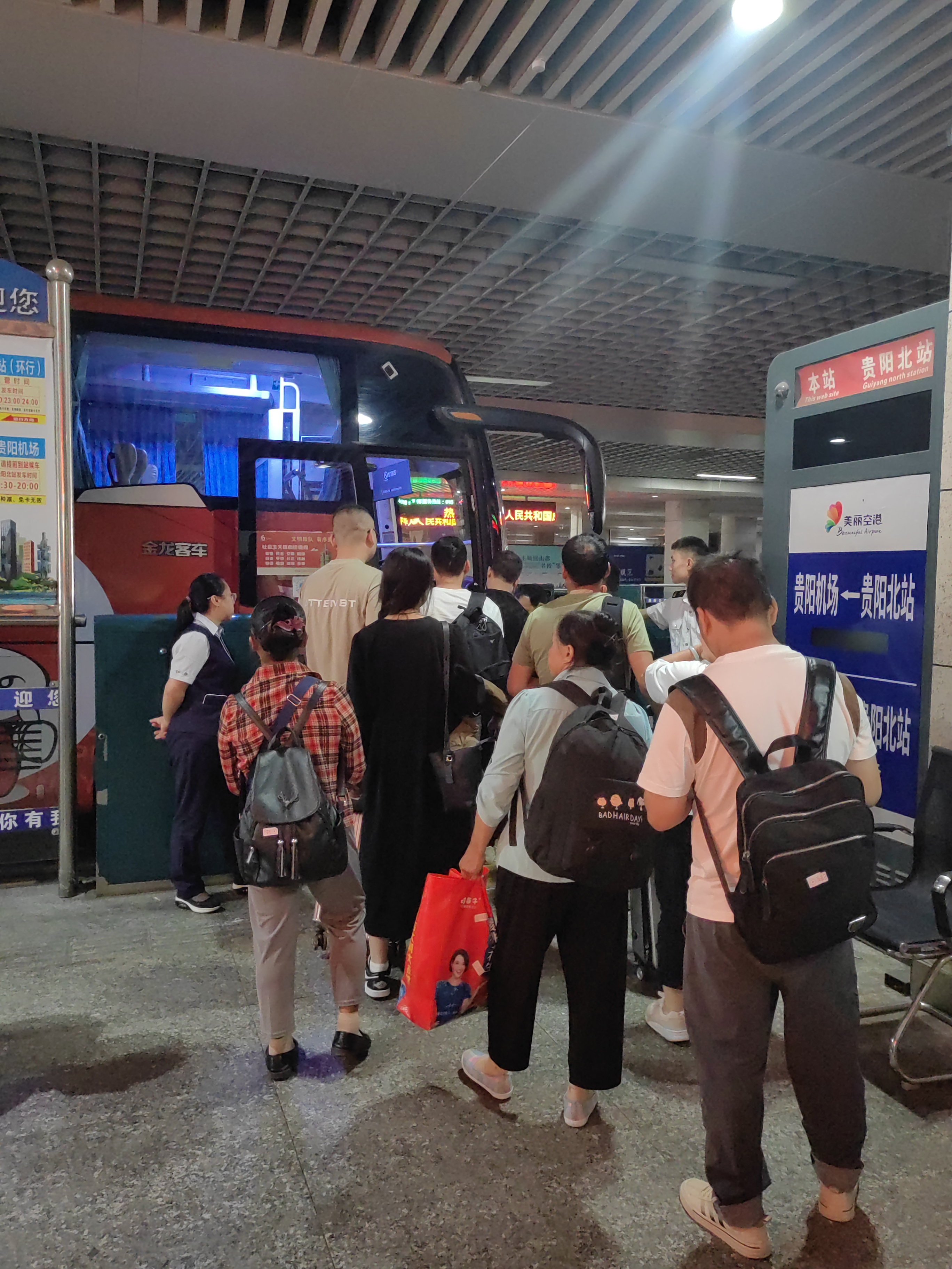 候机楼旅客乘坐机场大巴前往机场.jpg